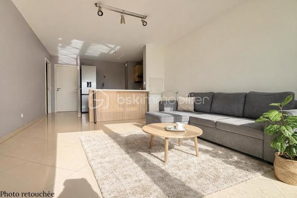 Situé en plein cœur de Pontault-Combault, à proximité immédiate des commerces, des écoles, et du RER É venez découvrir ce bel appartement 3 pièces d’environ 66m2 situé au 2e étage d’une résidence de 2015.
L’appartement se compose d’une ENTRÉE AVEC PLACARD, d’un SÉJOUR LUMINEUX avec CUISINE OUVERTE, la pièce de vie donne accès à un BALCON idéal pour profiter de l’extérieur. 
L’espace nuit comprend deux chambres dont une avec accès à un SECOND BALCON, une BUANDERIE, une salle de bain, ainsi que des WC SÉPARÉS.
TRAVERSANT ET LUMINEUX, ce bien bénéficie d’une belle luminosité tout au long de la journée.
Un DOUBLE STATIONNEMENT EN PARKING SUPERPOSÉ complète ce bien.
Les + : 
- Résidence de 2015 
- DEUX BALCONS 
- BUANDERIE 
- WC SÉPARÉS 
- DEUX PLACES DE PARKING EN SOUS-SOL SÉCURISÉ
- CENTRE-VILLE PROCHE RER