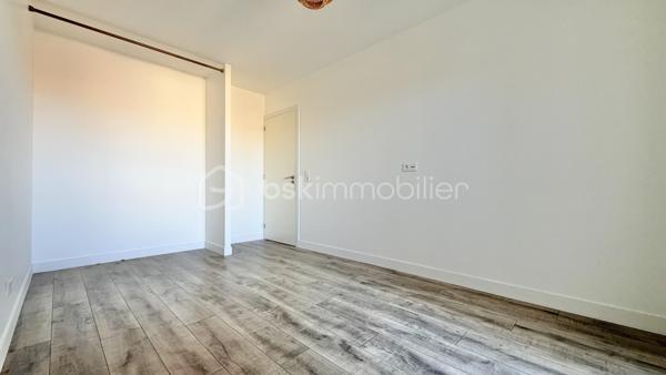 Situé en plein cœur de Pontault-Combault, à proximité immédiate des commerces, des écoles, et du RER É venez découvrir ce bel appartement 3 pièces d’environ 66m2 situé au 2e étage d’une résidence de 2015.
L’appartement se compose d’une ENTRÉE AVEC PLACARD, d’un SÉJOUR LUMINEUX avec CUISINE OUVERTE, la pièce de vie donne accès à un BALCON idéal pour profiter de l’extérieur. 
L’espace nuit comprend deux chambres dont une avec accès à un SECOND BALCON, une BUANDERIE, une salle de bain, ainsi que des WC SÉPARÉS.
TRAVERSANT ET LUMINEUX, ce bien bénéficie d’une belle luminosité tout au long de la journée.
Un DOUBLE STATIONNEMENT EN PARKING SUPERPOSÉ complète ce bien.
Les + : 
- Résidence de 2015 
- DEUX BALCONS 
- BUANDERIE 
- WC SÉPARÉS 
- DEUX PLACES DE PARKING EN SOUS-SOL SÉCURISÉ
- CENTRE-VILLE PROCHE RER