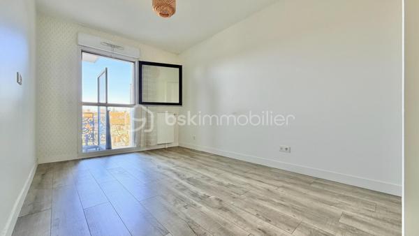 Situé en plein cœur de Pontault-Combault, à proximité immédiate des commerces, des écoles, et du RER É venez découvrir ce bel appartement 3 pièces d’environ 66m2 situé au 2e étage d’une résidence de 2015.
L’appartement se compose d’une ENTRÉE AVEC PLACARD, d’un SÉJOUR LUMINEUX avec CUISINE OUVERTE, la pièce de vie donne accès à un BALCON idéal pour profiter de l’extérieur. 
L’espace nuit comprend deux chambres dont une avec accès à un SECOND BALCON, une BUANDERIE, une salle de bain, ainsi que des WC SÉPARÉS.
TRAVERSANT ET LUMINEUX, ce bien bénéficie d’une belle luminosité tout au long de la journée.
Un DOUBLE STATIONNEMENT EN PARKING SUPERPOSÉ complète ce bien.
Les + : 
- Résidence de 2015 
- DEUX BALCONS 
- BUANDERIE 
- WC SÉPARÉS 
- DEUX PLACES DE PARKING EN SOUS-SOL SÉCURISÉ
- CENTRE-VILLE PROCHE RER