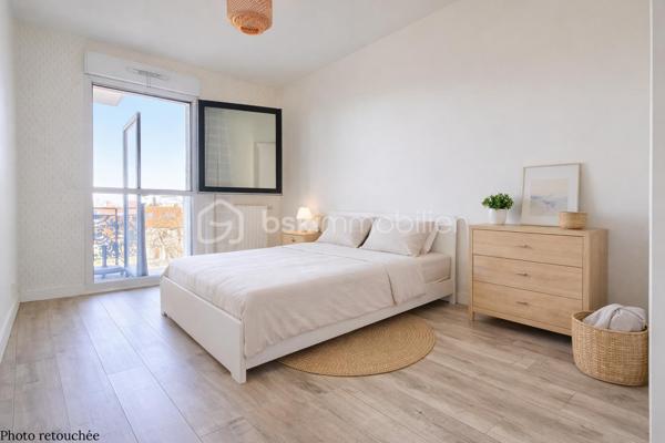 Situé en plein cœur de Pontault-Combault, à proximité immédiate des commerces, des écoles, et du RER É venez découvrir ce bel appartement 3 pièces d’environ 66m2 situé au 2e étage d’une résidence de 2015.
L’appartement se compose d’une ENTRÉE AVEC PLACARD, d’un SÉJOUR LUMINEUX avec CUISINE OUVERTE, la pièce de vie donne accès à un BALCON idéal pour profiter de l’extérieur. 
L’espace nuit comprend deux chambres dont une avec accès à un SECOND BALCON, une BUANDERIE, une salle de bain, ainsi que des WC SÉPARÉS.
TRAVERSANT ET LUMINEUX, ce bien bénéficie d’une belle luminosité tout au long de la journée.
Un DOUBLE STATIONNEMENT EN PARKING SUPERPOSÉ complète ce bien.
Les + : 
- Résidence de 2015 
- DEUX BALCONS 
- BUANDERIE 
- WC SÉPARÉS 
- DEUX PLACES DE PARKING EN SOUS-SOL SÉCURISÉ
- CENTRE-VILLE PROCHE RER