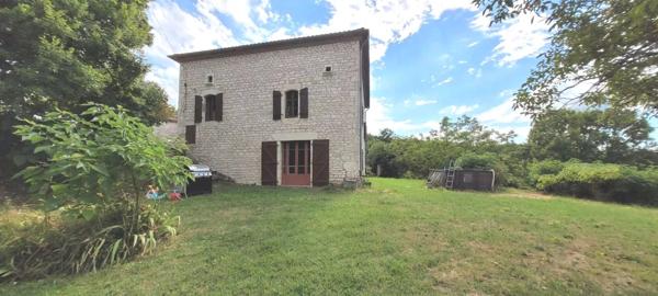 Maison en pierre avec grange, pigeonnier et vue dégagée