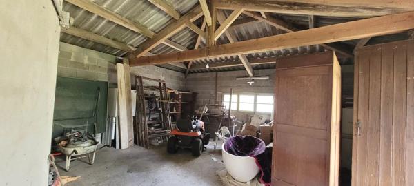 Maison en pierre avec grange, pigeonnier et vue dégagée