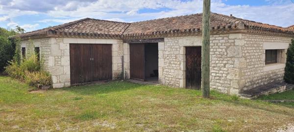 Maison en pierre avec grange, pigeonnier et vue dégagée