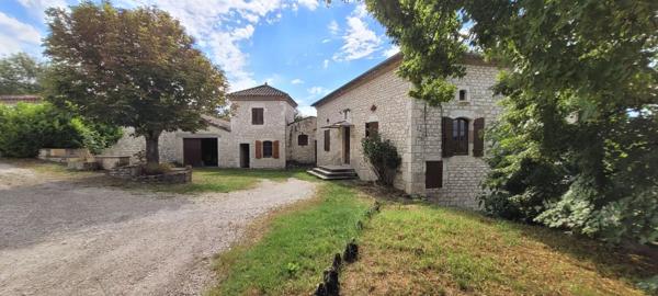 Maison en pierre avec grange, pigeonnier et vue dégagée