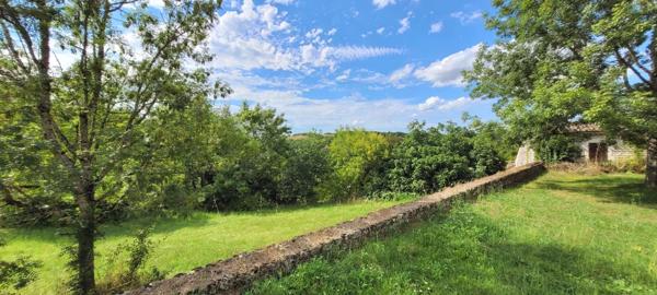 Maison en pierre avec grange, pigeonnier et vue dégagée