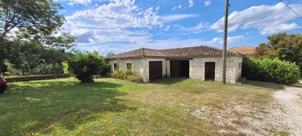 Maison en pierre avec grange, pigeonnier et vue dégagée