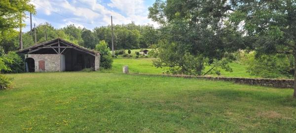 Maison en pierre avec grange, pigeonnier et vue dégagée