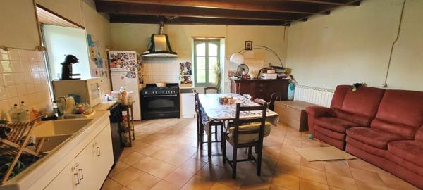 Maison en pierre avec grange, pigeonnier et vue dégagée