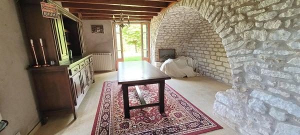 Maison en pierre avec grange, pigeonnier et vue dégagée