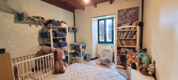 Maison en pierre avec grange, pigeonnier et vue dégagée