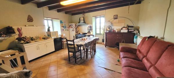 Maison en pierre avec grange, pigeonnier et vue dégagée