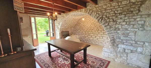 Maison en pierre avec grange, pigeonnier et vue dégagée