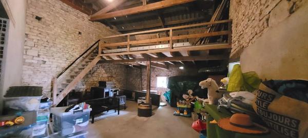 Maison en pierre avec grange, pigeonnier et vue dégagée