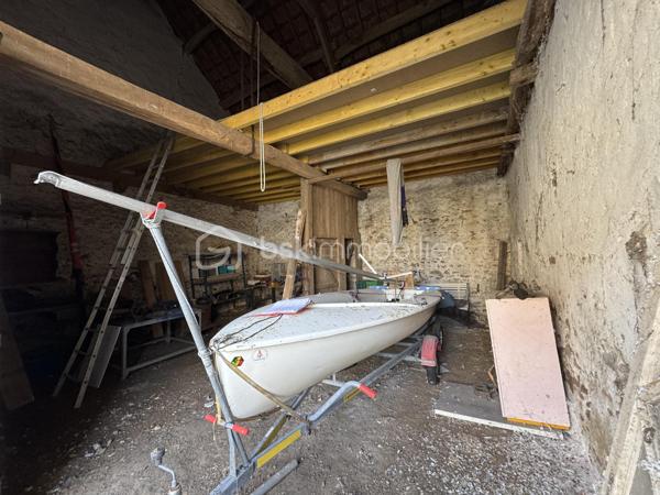 Située dans un environnement calme et recherché, à seulement quelques minutes de La Ferté-sous-Jouarre et de sa gare (train direct Paris en 45 minutes), cette grange pleine de charme offre un formidable potentiel d’aménagement. Un projet de transformation en appartement avec garage ou atelier est tout à fait envisageable, laissant libre cours à vos idées et à vos besoins.

Avec ses beaux volumes et sa structure solide, ce bâtiment est idéal pour :
	•	Un investisseur souhaitant créer un bien locatif attractif,
	•	Un artisan en quête d’un espace combinant habitation et atelier,
	•	Une personne bricoleuse voulant donner vie à un projet sur mesure.

Vous serez à 15 minutes de tous commerces et services essentiels, tout en profitant du calme de la campagne environnante.

Atouts majeurs : Très beau potentiel d’aménagement. Secteur privilégié proche de La Ferté-sous-Jouarre. Accès direct Paris en 45 min. Possibilité appartement + garage/atelier. Opportunité rare sur le marché
PERMIS DE CONSTRUIRE et TAXES déja validées/ payées !

Une belle occasion de créer un lieu unique selon vos envies. À visiter sans tarder !
