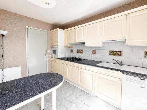 Au cœur du très recherché Parc de Diane, résidence sécurisée et arborée offrant un cadre de vie privilégié aux familles, découvrez ce bel appartement de 108 m², situé au 4ᵉ étage avec ascenseur.

Dès l'entrée, vous apprécierez les espaces de rangement intégrés ainsi que les volumes généreux de ce bien. Le vaste double séjour de 34 m², particulièrement lumineux, s'ouvre sur une agréable terrasse de 8 m² exposée sud-ouest, bénéficiant d'une vue dégagée sans vis-à-vis. La cuisine indépendante offre de nombreuses possibilités d'aménagement selon vos envies.

L'espace nuit se compose de trois chambres, toutes dotées d'un accès balcon, dont une confortable suite parentale avec dressing, salle d'eau et WC privatifs. Une salle de bains, un WC indépendant ainsi que plusieurs espaces de rangement complètent cet espace. La configuration actuelle permet aisément la création d'une quatrième chambre, idéale pour une famille nombreuse ou pour l'aménagement d'un bureau.

Quelques travaux de rafraîchissement permettront de révéler tout le potentiel de cet appartement et de le personnaliser à votre goût.

Pour votre confort, le bien dispose également d'une place de stationnement extérieure. Possibilité d'acquérir en supplément un box fermé en sous-sol.

Les résidents profitent d'équipements particulièrement appréciés des familles :

Crèche, école maternelle et école élémentaire au sein de la résidence
Piscine et courts de tennis
Espaces verts et aires de jeux pour enfants
Commerces de proximité
Présence de gardiens

Le collège Saint-Exupéry se situe à proximité immédiate.

Côté transports, plusieurs lignes de bus au pied de la résidence desservent notamment Versailles, Vélizy, le Val d'Albian et la gare de Jouy-en-Josas. Le RER C permet de rejoindre rapidement Versailles, le plateau de Saclay et Paris.

Un bien idéal pour les familles en quête d'espace, de sécurité et d'une excellente qualité de vie dans un environnement recherché.

Copropriété de 520 lots – Charges : 480 €/mois (chauffage inclus) – Aucune procédure en cours.
