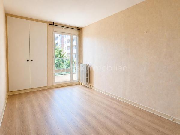Au cœur du très recherché Parc de Diane, résidence sécurisée et arborée offrant un cadre de vie privilégié aux familles, découvrez ce bel appartement de 108 m², situé au 4ᵉ étage avec ascenseur.

Dès l'entrée, vous apprécierez les espaces de rangement intégrés ainsi que les volumes généreux de ce bien. Le vaste double séjour de 34 m², particulièrement lumineux, s'ouvre sur une agréable terrasse de 8 m² exposée sud-ouest, bénéficiant d'une vue dégagée sans vis-à-vis. La cuisine indépendante offre de nombreuses possibilités d'aménagement selon vos envies.

L'espace nuit se compose de trois chambres, toutes dotées d'un accès balcon, dont une confortable suite parentale avec dressing, salle d'eau et WC privatifs. Une salle de bains, un WC indépendant ainsi que plusieurs espaces de rangement complètent cet espace. La configuration actuelle permet aisément la création d'une quatrième chambre, idéale pour une famille nombreuse ou pour l'aménagement d'un bureau.

Quelques travaux de rafraîchissement permettront de révéler tout le potentiel de cet appartement et de le personnaliser à votre goût.

Pour votre confort, le bien dispose également d'une place de stationnement extérieure. Possibilité d'acquérir en supplément un box fermé en sous-sol.

Les résidents profitent d'équipements particulièrement appréciés des familles :

Crèche, école maternelle et école élémentaire au sein de la résidence
Piscine et courts de tennis
Espaces verts et aires de jeux pour enfants
Commerces de proximité
Présence de gardiens

Le collège Saint-Exupéry se situe à proximité immédiate.

Côté transports, plusieurs lignes de bus au pied de la résidence desservent notamment Versailles, Vélizy, le Val d'Albian et la gare de Jouy-en-Josas. Le RER C permet de rejoindre rapidement Versailles, le plateau de Saclay et Paris.

Un bien idéal pour les familles en quête d'espace, de sécurité et d'une excellente qualité de vie dans un environnement recherché.

Copropriété de 520 lots – Charges : 480 €/mois (chauffage inclus) – Aucune procédure en cours.