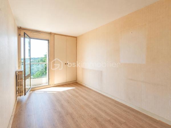 Au cœur du très recherché Parc de Diane, résidence sécurisée et arborée offrant un cadre de vie privilégié aux familles, découvrez ce bel appartement de 108 m², situé au 4ᵉ étage avec ascenseur.

Dès l'entrée, vous apprécierez les espaces de rangement intégrés ainsi que les volumes généreux de ce bien. Le vaste double séjour de 34 m², particulièrement lumineux, s'ouvre sur une agréable terrasse de 8 m² exposée sud-ouest, bénéficiant d'une vue dégagée sans vis-à-vis. La cuisine indépendante offre de nombreuses possibilités d'aménagement selon vos envies.

L'espace nuit se compose de trois chambres, toutes dotées d'un accès balcon, dont une confortable suite parentale avec dressing, salle d'eau et WC privatifs. Une salle de bains, un WC indépendant ainsi que plusieurs espaces de rangement complètent cet espace. La configuration actuelle permet aisément la création d'une quatrième chambre, idéale pour une famille nombreuse ou pour l'aménagement d'un bureau.

Quelques travaux de rafraîchissement permettront de révéler tout le potentiel de cet appartement et de le personnaliser à votre goût.

Pour votre confort, le bien dispose également d'une place de stationnement extérieure. Possibilité d'acquérir en supplément un box fermé en sous-sol.

Les résidents profitent d'équipements particulièrement appréciés des familles :

Crèche, école maternelle et école élémentaire au sein de la résidence
Piscine et courts de tennis
Espaces verts et aires de jeux pour enfants
Commerces de proximité
Présence de gardiens

Le collège Saint-Exupéry se situe à proximité immédiate.

Côté transports, plusieurs lignes de bus au pied de la résidence desservent notamment Versailles, Vélizy, le Val d'Albian et la gare de Jouy-en-Josas. Le RER C permet de rejoindre rapidement Versailles, le plateau de Saclay et Paris.

Un bien idéal pour les familles en quête d'espace, de sécurité et d'une excellente qualité de vie dans un environnement recherché.

Copropriété de 520 lots – Charges : 480 €/mois (chauffage inclus) – Aucune procédure en cours.