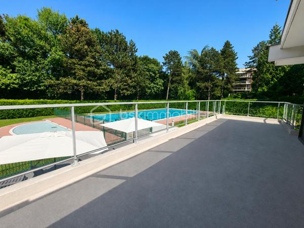 Au cœur du très recherché Parc de Diane, résidence sécurisée et arborée offrant un cadre de vie privilégié aux familles, découvrez ce bel appartement de 108 m², situé au 4ᵉ étage avec ascenseur.

Dès l'entrée, vous apprécierez les espaces de rangement intégrés ainsi que les volumes généreux de ce bien. Le vaste double séjour de 34 m², particulièrement lumineux, s'ouvre sur une agréable terrasse de 8 m² exposée sud-ouest, bénéficiant d'une vue dégagée sans vis-à-vis. La cuisine indépendante offre de nombreuses possibilités d'aménagement selon vos envies.

L'espace nuit se compose de trois chambres, toutes dotées d'un accès balcon, dont une confortable suite parentale avec dressing, salle d'eau et WC privatifs. Une salle de bains, un WC indépendant ainsi que plusieurs espaces de rangement complètent cet espace. La configuration actuelle permet aisément la création d'une quatrième chambre, idéale pour une famille nombreuse ou pour l'aménagement d'un bureau.

Quelques travaux de rafraîchissement permettront de révéler tout le potentiel de cet appartement et de le personnaliser à votre goût.

Pour votre confort, le bien dispose également d'une place de stationnement extérieure. Possibilité d'acquérir en supplément un box fermé en sous-sol.

Les résidents profitent d'équipements particulièrement appréciés des familles :

Crèche, école maternelle et école élémentaire au sein de la résidence
Piscine et courts de tennis
Espaces verts et aires de jeux pour enfants
Commerces de proximité
Présence de gardiens

Le collège Saint-Exupéry se situe à proximité immédiate.

Côté transports, plusieurs lignes de bus au pied de la résidence desservent notamment Versailles, Vélizy, le Val d'Albian et la gare de Jouy-en-Josas. Le RER C permet de rejoindre rapidement Versailles, le plateau de Saclay et Paris.

Un bien idéal pour les familles en quête d'espace, de sécurité et d'une excellente qualité de vie dans un environnement recherché.

Copropriété de 520 lots – Charges : 480 €/mois (chauffage inclus) – Aucune procédure en cours.