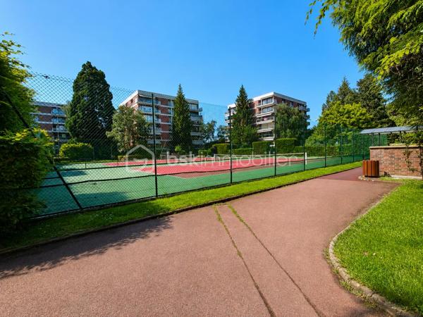 Au cœur du très recherché Parc de Diane, résidence sécurisée et arborée offrant un cadre de vie privilégié aux familles, découvrez ce bel appartement de 108 m², situé au 4ᵉ étage avec ascenseur.

Dès l'entrée, vous apprécierez les espaces de rangement intégrés ainsi que les volumes généreux de ce bien. Le vaste double séjour de 34 m², particulièrement lumineux, s'ouvre sur une agréable terrasse de 8 m² exposée sud-ouest, bénéficiant d'une vue dégagée sans vis-à-vis. La cuisine indépendante offre de nombreuses possibilités d'aménagement selon vos envies.

L'espace nuit se compose de trois chambres, toutes dotées d'un accès balcon, dont une confortable suite parentale avec dressing, salle d'eau et WC privatifs. Une salle de bains, un WC indépendant ainsi que plusieurs espaces de rangement complètent cet espace. La configuration actuelle permet aisément la création d'une quatrième chambre, idéale pour une famille nombreuse ou pour l'aménagement d'un bureau.

Quelques travaux de rafraîchissement permettront de révéler tout le potentiel de cet appartement et de le personnaliser à votre goût.

Pour votre confort, le bien dispose également d'une place de stationnement extérieure. Possibilité d'acquérir en supplément un box fermé en sous-sol.

Les résidents profitent d'équipements particulièrement appréciés des familles :

Crèche, école maternelle et école élémentaire au sein de la résidence
Piscine et courts de tennis
Espaces verts et aires de jeux pour enfants
Commerces de proximité
Présence de gardiens

Le collège Saint-Exupéry se situe à proximité immédiate.

Côté transports, plusieurs lignes de bus au pied de la résidence desservent notamment Versailles, Vélizy, le Val d'Albian et la gare de Jouy-en-Josas. Le RER C permet de rejoindre rapidement Versailles, le plateau de Saclay et Paris.

Un bien idéal pour les familles en quête d'espace, de sécurité et d'une excellente qualité de vie dans un environnement recherché.

Copropriété de 520 lots – Charges : 480 €/mois (chauffage inclus) – Aucune procédure en cours.