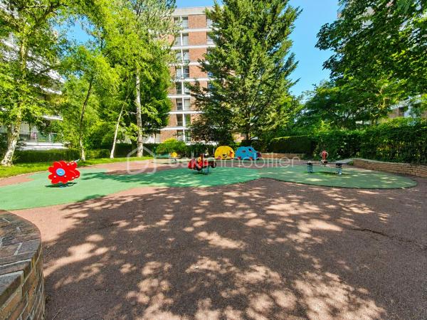 Au cœur du très recherché Parc de Diane, résidence sécurisée et arborée offrant un cadre de vie privilégié aux familles, découvrez ce bel appartement de 108 m², situé au 4ᵉ étage avec ascenseur.

Dès l'entrée, vous apprécierez les espaces de rangement intégrés ainsi que les volumes généreux de ce bien. Le vaste double séjour de 34 m², particulièrement lumineux, s'ouvre sur une agréable terrasse de 8 m² exposée sud-ouest, bénéficiant d'une vue dégagée sans vis-à-vis. La cuisine indépendante offre de nombreuses possibilités d'aménagement selon vos envies.

L'espace nuit se compose de trois chambres, toutes dotées d'un accès balcon, dont une confortable suite parentale avec dressing, salle d'eau et WC privatifs. Une salle de bains, un WC indépendant ainsi que plusieurs espaces de rangement complètent cet espace. La configuration actuelle permet aisément la création d'une quatrième chambre, idéale pour une famille nombreuse ou pour l'aménagement d'un bureau.

Quelques travaux de rafraîchissement permettront de révéler tout le potentiel de cet appartement et de le personnaliser à votre goût.

Pour votre confort, le bien dispose également d'une place de stationnement extérieure. Possibilité d'acquérir en supplément un box fermé en sous-sol.

Les résidents profitent d'équipements particulièrement appréciés des familles :

Crèche, école maternelle et école élémentaire au sein de la résidence
Piscine et courts de tennis
Espaces verts et aires de jeux pour enfants
Commerces de proximité
Présence de gardiens

Le collège Saint-Exupéry se situe à proximité immédiate.

Côté transports, plusieurs lignes de bus au pied de la résidence desservent notamment Versailles, Vélizy, le Val d'Albian et la gare de Jouy-en-Josas. Le RER C permet de rejoindre rapidement Versailles, le plateau de Saclay et Paris.

Un bien idéal pour les familles en quête d'espace, de sécurité et d'une excellente qualité de vie dans un environnement recherché.

Copropriété de 520 lots – Charges : 480 €/mois (chauffage inclus) – Aucune procédure en cours.