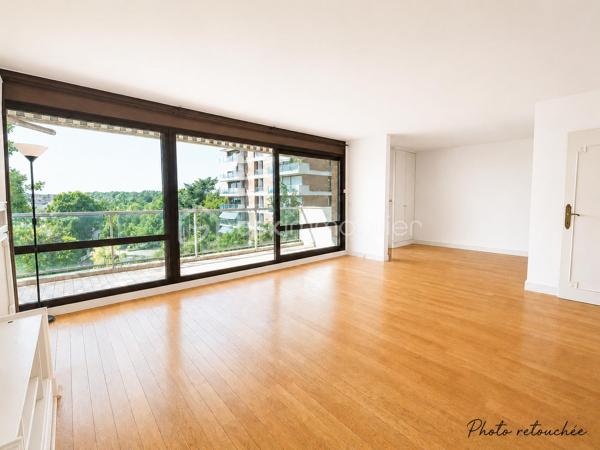 Au cœur du très recherché Parc de Diane, résidence sécurisée et arborée offrant un cadre de vie privilégié aux familles, découvrez ce bel appartement de 108 m², situé au 4ᵉ étage avec ascenseur.

Dès l'entrée, vous apprécierez les espaces de rangement intégrés ainsi que les volumes généreux de ce bien. Le vaste double séjour de 34 m², particulièrement lumineux, s'ouvre sur une agréable terrasse de 8 m² exposée sud-ouest, bénéficiant d'une vue dégagée sans vis-à-vis. La cuisine indépendante offre de nombreuses possibilités d'aménagement selon vos envies.

L'espace nuit se compose de trois chambres, toutes dotées d'un accès balcon, dont une confortable suite parentale avec dressing, salle d'eau et WC privatifs. Une salle de bains, un WC indépendant ainsi que plusieurs espaces de rangement complètent cet espace. La configuration actuelle permet aisément la création d'une quatrième chambre, idéale pour une famille nombreuse ou pour l'aménagement d'un bureau.

Quelques travaux de rafraîchissement permettront de révéler tout le potentiel de cet appartement et de le personnaliser à votre goût.

Pour votre confort, le bien dispose également d'une place de stationnement extérieure. Possibilité d'acquérir en supplément un box fermé en sous-sol.

Les résidents profitent d'équipements particulièrement appréciés des familles :

Crèche, école maternelle et école élémentaire au sein de la résidence
Piscine et courts de tennis
Espaces verts et aires de jeux pour enfants
Commerces de proximité
Présence de gardiens

Le collège Saint-Exupéry se situe à proximité immédiate.

Côté transports, plusieurs lignes de bus au pied de la résidence desservent notamment Versailles, Vélizy, le Val d'Albian et la gare de Jouy-en-Josas. Le RER C permet de rejoindre rapidement Versailles, le plateau de Saclay et Paris.

Un bien idéal pour les familles en quête d'espace, de sécurité et d'une excellente qualité de vie dans un environnement recherché.

Copropriété de 520 lots – Charges : 480 €/mois (chauffage inclus) – Aucune procédure en cours.