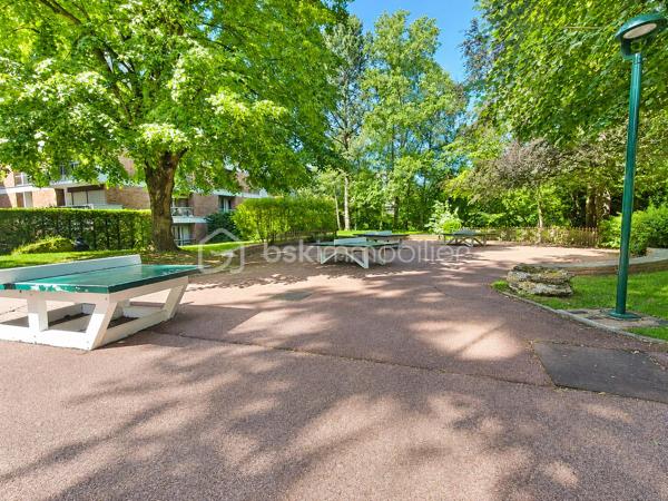Au cœur du très recherché Parc de Diane, résidence sécurisée et arborée offrant un cadre de vie privilégié aux familles, découvrez ce bel appartement de 108 m², situé au 4ᵉ étage avec ascenseur.

Dès l'entrée, vous apprécierez les espaces de rangement intégrés ainsi que les volumes généreux de ce bien. Le vaste double séjour de 34 m², particulièrement lumineux, s'ouvre sur une agréable terrasse de 8 m² exposée sud-ouest, bénéficiant d'une vue dégagée sans vis-à-vis. La cuisine indépendante offre de nombreuses possibilités d'aménagement selon vos envies.

L'espace nuit se compose de trois chambres, toutes dotées d'un accès balcon, dont une confortable suite parentale avec dressing, salle d'eau et WC privatifs. Une salle de bains, un WC indépendant ainsi que plusieurs espaces de rangement complètent cet espace. La configuration actuelle permet aisément la création d'une quatrième chambre, idéale pour une famille nombreuse ou pour l'aménagement d'un bureau.

Quelques travaux de rafraîchissement permettront de révéler tout le potentiel de cet appartement et de le personnaliser à votre goût.

Pour votre confort, le bien dispose également d'une place de stationnement extérieure. Possibilité d'acquérir en supplément un box fermé en sous-sol.

Les résidents profitent d'équipements particulièrement appréciés des familles :

Crèche, école maternelle et école élémentaire au sein de la résidence
Piscine et courts de tennis
Espaces verts et aires de jeux pour enfants
Commerces de proximité
Présence de gardiens

Le collège Saint-Exupéry se situe à proximité immédiate.

Côté transports, plusieurs lignes de bus au pied de la résidence desservent notamment Versailles, Vélizy, le Val d'Albian et la gare de Jouy-en-Josas. Le RER C permet de rejoindre rapidement Versailles, le plateau de Saclay et Paris.

Un bien idéal pour les familles en quête d'espace, de sécurité et d'une excellente qualité de vie dans un environnement recherché.

Copropriété de 520 lots – Charges : 480 €/mois (chauffage inclus) – Aucune procédure en cours.