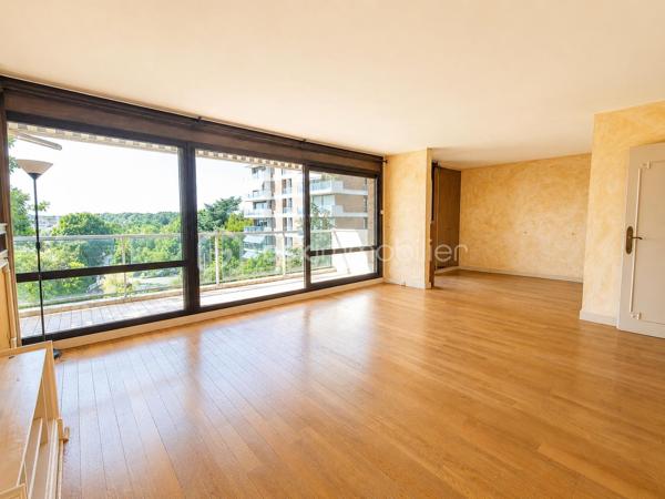 Au cœur du très recherché Parc de Diane, résidence sécurisée et arborée offrant un cadre de vie privilégié aux familles, découvrez ce bel appartement de 108 m², situé au 4ᵉ étage avec ascenseur.

Dès l'entrée, vous apprécierez les espaces de rangement intégrés ainsi que les volumes généreux de ce bien. Le vaste double séjour de 34 m², particulièrement lumineux, s'ouvre sur une agréable terrasse de 8 m² exposée sud-ouest, bénéficiant d'une vue dégagée sans vis-à-vis. La cuisine indépendante offre de nombreuses possibilités d'aménagement selon vos envies.

L'espace nuit se compose de trois chambres, toutes dotées d'un accès balcon, dont une confortable suite parentale avec dressing, salle d'eau et WC privatifs. Une salle de bains, un WC indépendant ainsi que plusieurs espaces de rangement complètent cet espace. La configuration actuelle permet aisément la création d'une quatrième chambre, idéale pour une famille nombreuse ou pour l'aménagement d'un bureau.

Quelques travaux de rafraîchissement permettront de révéler tout le potentiel de cet appartement et de le personnaliser à votre goût.

Pour votre confort, le bien dispose également d'une place de stationnement extérieure. Possibilité d'acquérir en supplément un box fermé en sous-sol.

Les résidents profitent d'équipements particulièrement appréciés des familles :

Crèche, école maternelle et école élémentaire au sein de la résidence
Piscine et courts de tennis
Espaces verts et aires de jeux pour enfants
Commerces de proximité
Présence de gardiens

Le collège Saint-Exupéry se situe à proximité immédiate.

Côté transports, plusieurs lignes de bus au pied de la résidence desservent notamment Versailles, Vélizy, le Val d'Albian et la gare de Jouy-en-Josas. Le RER C permet de rejoindre rapidement Versailles, le plateau de Saclay et Paris.

Un bien idéal pour les familles en quête d'espace, de sécurité et d'une excellente qualité de vie dans un environnement recherché.

Copropriété de 520 lots – Charges : 480 €/mois (chauffage inclus) – Aucune procédure en cours.