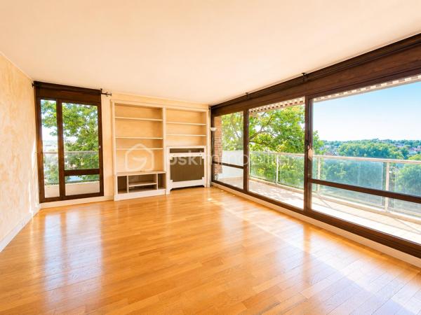 Au cœur du très recherché Parc de Diane, résidence sécurisée et arborée offrant un cadre de vie privilégié aux familles, découvrez ce bel appartement de 108 m², situé au 4ᵉ étage avec ascenseur.

Dès l'entrée, vous apprécierez les espaces de rangement intégrés ainsi que les volumes généreux de ce bien. Le vaste double séjour de 34 m², particulièrement lumineux, s'ouvre sur une agréable terrasse de 8 m² exposée sud-ouest, bénéficiant d'une vue dégagée sans vis-à-vis. La cuisine indépendante offre de nombreuses possibilités d'aménagement selon vos envies.

L'espace nuit se compose de trois chambres, toutes dotées d'un accès balcon, dont une confortable suite parentale avec dressing, salle d'eau et WC privatifs. Une salle de bains, un WC indépendant ainsi que plusieurs espaces de rangement complètent cet espace. La configuration actuelle permet aisément la création d'une quatrième chambre, idéale pour une famille nombreuse ou pour l'aménagement d'un bureau.

Quelques travaux de rafraîchissement permettront de révéler tout le potentiel de cet appartement et de le personnaliser à votre goût.

Pour votre confort, le bien dispose également d'une place de stationnement extérieure. Possibilité d'acquérir en supplément un box fermé en sous-sol.

Les résidents profitent d'équipements particulièrement appréciés des familles :

Crèche, école maternelle et école élémentaire au sein de la résidence
Piscine et courts de tennis
Espaces verts et aires de jeux pour enfants
Commerces de proximité
Présence de gardiens

Le collège Saint-Exupéry se situe à proximité immédiate.

Côté transports, plusieurs lignes de bus au pied de la résidence desservent notamment Versailles, Vélizy, le Val d'Albian et la gare de Jouy-en-Josas. Le RER C permet de rejoindre rapidement Versailles, le plateau de Saclay et Paris.

Un bien idéal pour les familles en quête d'espace, de sécurité et d'une excellente qualité de vie dans un environnement recherché.

Copropriété de 520 lots – Charges : 480 €/mois (chauffage inclus) – Aucune procédure en cours.
