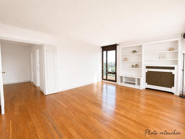 Au cœur du très recherché Parc de Diane, résidence sécurisée et arborée offrant un cadre de vie privilégié aux familles, découvrez ce bel appartement de 108 m², situé au 4ᵉ étage avec ascenseur.

Dès l'entrée, vous apprécierez les espaces de rangement intégrés ainsi que les volumes généreux de ce bien. Le vaste double séjour de 34 m², particulièrement lumineux, s'ouvre sur une agréable terrasse de 8 m² exposée sud-ouest, bénéficiant d'une vue dégagée sans vis-à-vis. La cuisine indépendante offre de nombreuses possibilités d'aménagement selon vos envies.

L'espace nuit se compose de trois chambres, toutes dotées d'un accès balcon, dont une confortable suite parentale avec dressing, salle d'eau et WC privatifs. Une salle de bains, un WC indépendant ainsi que plusieurs espaces de rangement complètent cet espace. La configuration actuelle permet aisément la création d'une quatrième chambre, idéale pour une famille nombreuse ou pour l'aménagement d'un bureau.

Quelques travaux de rafraîchissement permettront de révéler tout le potentiel de cet appartement et de le personnaliser à votre goût.

Pour votre confort, le bien dispose également d'une place de stationnement extérieure. Possibilité d'acquérir en supplément un box fermé en sous-sol.

Les résidents profitent d'équipements particulièrement appréciés des familles :

Crèche, école maternelle et école élémentaire au sein de la résidence
Piscine et courts de tennis
Espaces verts et aires de jeux pour enfants
Commerces de proximité
Présence de gardiens

Le collège Saint-Exupéry se situe à proximité immédiate.

Côté transports, plusieurs lignes de bus au pied de la résidence desservent notamment Versailles, Vélizy, le Val d'Albian et la gare de Jouy-en-Josas. Le RER C permet de rejoindre rapidement Versailles, le plateau de Saclay et Paris.

Un bien idéal pour les familles en quête d'espace, de sécurité et d'une excellente qualité de vie dans un environnement recherché.

Copropriété de 520 lots – Charges : 480 €/mois (chauffage inclus) – Aucune procédure en cours.