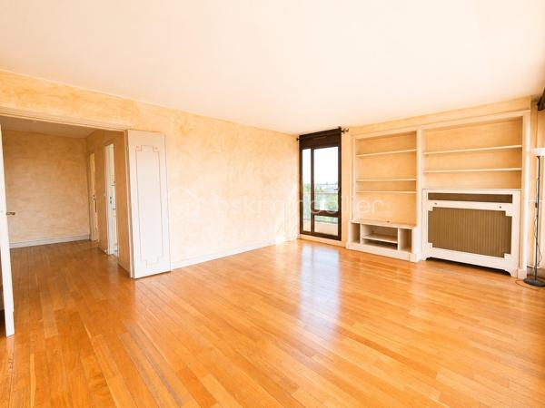 Au cœur du très recherché Parc de Diane, résidence sécurisée et arborée offrant un cadre de vie privilégié aux familles, découvrez ce bel appartement de 108 m², situé au 4ᵉ étage avec ascenseur.

Dès l'entrée, vous apprécierez les espaces de rangement intégrés ainsi que les volumes généreux de ce bien. Le vaste double séjour de 34 m², particulièrement lumineux, s'ouvre sur une agréable terrasse de 8 m² exposée sud-ouest, bénéficiant d'une vue dégagée sans vis-à-vis. La cuisine indépendante offre de nombreuses possibilités d'aménagement selon vos envies.

L'espace nuit se compose de trois chambres, toutes dotées d'un accès balcon, dont une confortable suite parentale avec dressing, salle d'eau et WC privatifs. Une salle de bains, un WC indépendant ainsi que plusieurs espaces de rangement complètent cet espace. La configuration actuelle permet aisément la création d'une quatrième chambre, idéale pour une famille nombreuse ou pour l'aménagement d'un bureau.

Quelques travaux de rafraîchissement permettront de révéler tout le potentiel de cet appartement et de le personnaliser à votre goût.

Pour votre confort, le bien dispose également d'une place de stationnement extérieure. Possibilité d'acquérir en supplément un box fermé en sous-sol.

Les résidents profitent d'équipements particulièrement appréciés des familles :

Crèche, école maternelle et école élémentaire au sein de la résidence
Piscine et courts de tennis
Espaces verts et aires de jeux pour enfants
Commerces de proximité
Présence de gardiens

Le collège Saint-Exupéry se situe à proximité immédiate.

Côté transports, plusieurs lignes de bus au pied de la résidence desservent notamment Versailles, Vélizy, le Val d'Albian et la gare de Jouy-en-Josas. Le RER C permet de rejoindre rapidement Versailles, le plateau de Saclay et Paris.

Un bien idéal pour les familles en quête d'espace, de sécurité et d'une excellente qualité de vie dans un environnement recherché.

Copropriété de 520 lots – Charges : 480 €/mois (chauffage inclus) – Aucune procédure en cours.