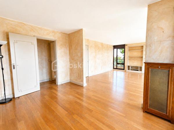 Au cœur du très recherché Parc de Diane, résidence sécurisée et arborée offrant un cadre de vie privilégié aux familles, découvrez ce bel appartement de 108 m², situé au 4ᵉ étage avec ascenseur.

Dès l'entrée, vous apprécierez les espaces de rangement intégrés ainsi que les volumes généreux de ce bien. Le vaste double séjour de 34 m², particulièrement lumineux, s'ouvre sur une agréable terrasse de 8 m² exposée sud-ouest, bénéficiant d'une vue dégagée sans vis-à-vis. La cuisine indépendante offre de nombreuses possibilités d'aménagement selon vos envies.

L'espace nuit se compose de trois chambres, toutes dotées d'un accès balcon, dont une confortable suite parentale avec dressing, salle d'eau et WC privatifs. Une salle de bains, un WC indépendant ainsi que plusieurs espaces de rangement complètent cet espace. La configuration actuelle permet aisément la création d'une quatrième chambre, idéale pour une famille nombreuse ou pour l'aménagement d'un bureau.

Quelques travaux de rafraîchissement permettront de révéler tout le potentiel de cet appartement et de le personnaliser à votre goût.

Pour votre confort, le bien dispose également d'une place de stationnement extérieure. Possibilité d'acquérir en supplément un box fermé en sous-sol.

Les résidents profitent d'équipements particulièrement appréciés des familles :

Crèche, école maternelle et école élémentaire au sein de la résidence
Piscine et courts de tennis
Espaces verts et aires de jeux pour enfants
Commerces de proximité
Présence de gardiens

Le collège Saint-Exupéry se situe à proximité immédiate.

Côté transports, plusieurs lignes de bus au pied de la résidence desservent notamment Versailles, Vélizy, le Val d'Albian et la gare de Jouy-en-Josas. Le RER C permet de rejoindre rapidement Versailles, le plateau de Saclay et Paris.

Un bien idéal pour les familles en quête d'espace, de sécurité et d'une excellente qualité de vie dans un environnement recherché.

Copropriété de 520 lots – Charges : 480 €/mois (chauffage inclus) – Aucune procédure en cours.