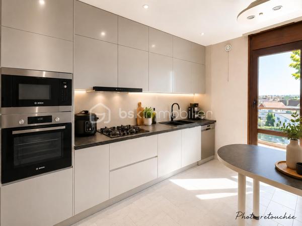 Au cœur du très recherché Parc de Diane, résidence sécurisée et arborée offrant un cadre de vie privilégié aux familles, découvrez ce bel appartement de 108 m², situé au 4ᵉ étage avec ascenseur.

Dès l'entrée, vous apprécierez les espaces de rangement intégrés ainsi que les volumes généreux de ce bien. Le vaste double séjour de 34 m², particulièrement lumineux, s'ouvre sur une agréable terrasse de 8 m² exposée sud-ouest, bénéficiant d'une vue dégagée sans vis-à-vis. La cuisine indépendante offre de nombreuses possibilités d'aménagement selon vos envies.

L'espace nuit se compose de trois chambres, toutes dotées d'un accès balcon, dont une confortable suite parentale avec dressing, salle d'eau et WC privatifs. Une salle de bains, un WC indépendant ainsi que plusieurs espaces de rangement complètent cet espace. La configuration actuelle permet aisément la création d'une quatrième chambre, idéale pour une famille nombreuse ou pour l'aménagement d'un bureau.

Quelques travaux de rafraîchissement permettront de révéler tout le potentiel de cet appartement et de le personnaliser à votre goût.

Pour votre confort, le bien dispose également d'une place de stationnement extérieure. Possibilité d'acquérir en supplément un box fermé en sous-sol.

Les résidents profitent d'équipements particulièrement appréciés des familles :

Crèche, école maternelle et école élémentaire au sein de la résidence
Piscine et courts de tennis
Espaces verts et aires de jeux pour enfants
Commerces de proximité
Présence de gardiens

Le collège Saint-Exupéry se situe à proximité immédiate.

Côté transports, plusieurs lignes de bus au pied de la résidence desservent notamment Versailles, Vélizy, le Val d'Albian et la gare de Jouy-en-Josas. Le RER C permet de rejoindre rapidement Versailles, le plateau de Saclay et Paris.

Un bien idéal pour les familles en quête d'espace, de sécurité et d'une excellente qualité de vie dans un environnement recherché.

Copropriété de 520 lots – Charges : 480 €/mois (chauffage inclus) – Aucune procédure en cours.