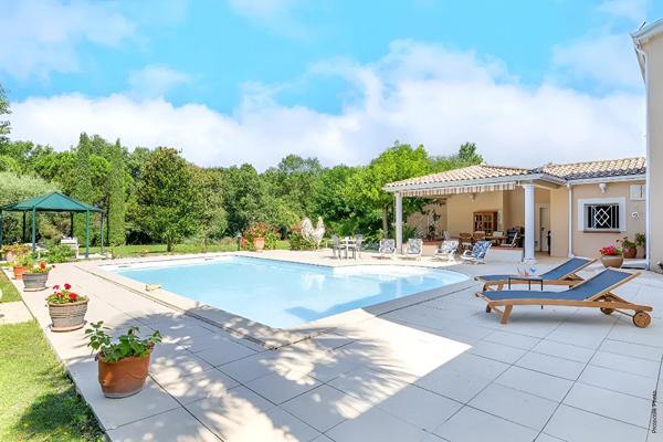 Villa d'exeption , Golf de Seilh, sur terrain arboré, piscine.