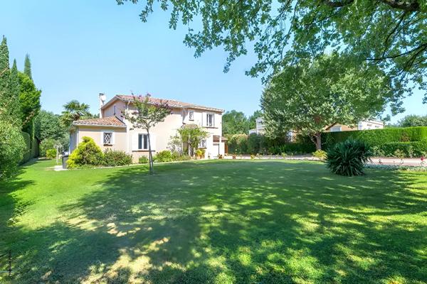Villa d'exeption , Golf de Seilh, sur terrain arboré, piscine.