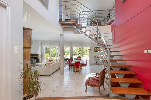 Villa d'exeption , Golf de Seilh, sur terrain arboré, piscine.