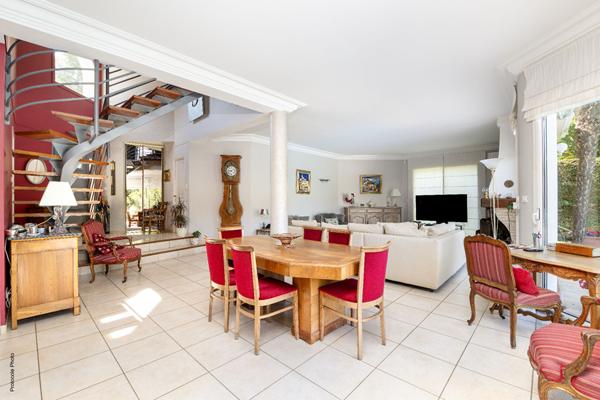 Villa d'exeption , Golf de Seilh, sur terrain arboré, piscine.