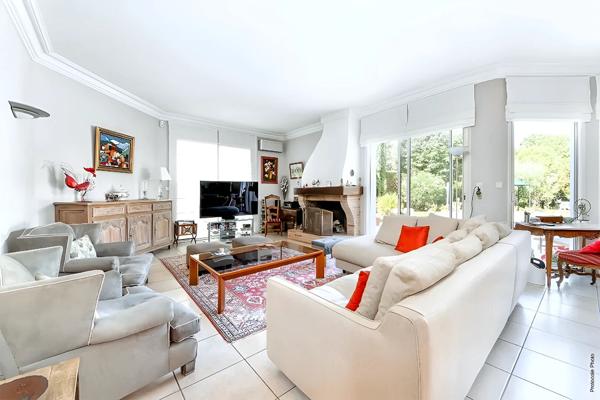 Villa d'exeption , Golf de Seilh, sur terrain arboré, piscine.