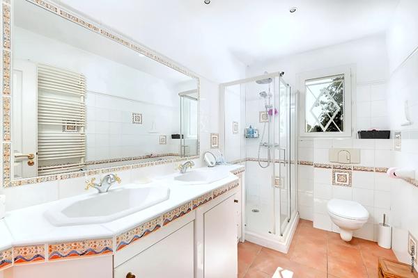 Villa d'exeption , Golf de Seilh, sur terrain arboré, piscine.