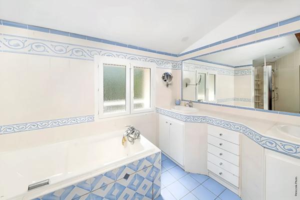 Villa d'exeption , Golf de Seilh, sur terrain arboré, piscine.