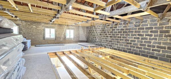 BATIMENT ANCIEN EN COURS DE RENOVATION - RUELLE SUR TOUVRE