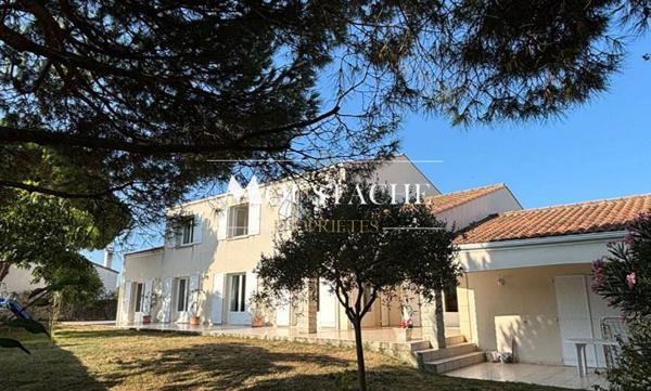 SPACIEUSE VILLA FAMILIALE - PROCHE PLAGE & COMMERCES -
