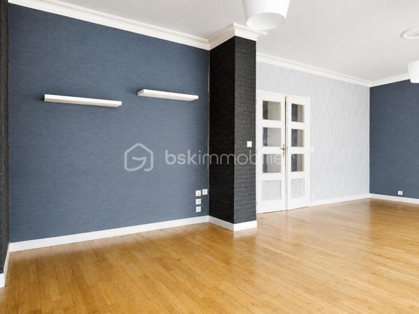 DINAN CENTRE-VILLE – Et si votre prochain loyer devenait votre premier investissement ? 

Vous envisagez de devenir propriétaire à Dinan ?
Valérie Caplot vous propose en exclusivité cet appartement T4 traversant de 78,86 m² (surface loi Carrez), une belle opportunité pour franchir le cap du premier achat et créer un logement à votre image.

Situé au 1er étage d'une copropriété de 40 logements, il bénéficie d'une agréable luminosité grâce à sa double exposition Est/Ouest et offre de nombreuses possibilités d'aménagement pour s'adapter à vos projets de vie.

Vous y trouverez : 
Un séjour-salon d'environ 28 m² pour partager de bons moments en famille ou entre amis 
Une cuisine indépendante avec loggia 
Deux chambres avec rangements 
Une pièce supplémentaire pouvant devenir bureau, chambre d'enfant, dressing ou buanderie selon vos besoins 
Une salle de bain 
Un WC indépendant suspendu 
Une cave privative d'environ 15 m² 

Au quotidien, vous apprécierez la possibilité de tout faire à pied : commerces, écoles, services et centre-ville sont accessibles en quelques minutes. 

Un bien qui permet d'entrer dans la propriété avec une surface confortable tout en conservant un potentiel de personnalisation selon vos goûts et votre budget. 

📞 Pour découvrir ce bien et concrétiser votre projet immobilier : 
Valérie Caplot
Votre Alliée Locale en Immobilier
07 69 46 86 47