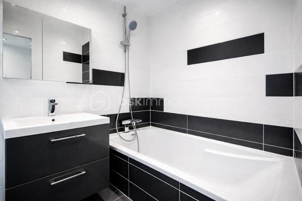 DINAN CENTRE-VILLE – Et si votre prochain loyer devenait votre premier investissement ? 

Vous envisagez de devenir propriétaire à Dinan ?
Valérie Caplot vous propose en exclusivité cet appartement T4 traversant de 78,86 m² (surface loi Carrez), une belle opportunité pour franchir le cap du premier achat et créer un logement à votre image.

Situé au 1er étage d'une copropriété de 40 logements, il bénéficie d'une agréable luminosité grâce à sa double exposition Est/Ouest et offre de nombreuses possibilités d'aménagement pour s'adapter à vos projets de vie.

Vous y trouverez : 
Un séjour-salon d'environ 28 m² pour partager de bons moments en famille ou entre amis 
Une cuisine indépendante avec loggia 
Deux chambres avec rangements 
Une pièce supplémentaire pouvant devenir bureau, chambre d'enfant, dressing ou buanderie selon vos besoins 
Une salle de bain 
Un WC indépendant suspendu 
Une cave privative d'environ 15 m² 

Au quotidien, vous apprécierez la possibilité de tout faire à pied : commerces, écoles, services et centre-ville sont accessibles en quelques minutes. 

Un bien qui permet d'entrer dans la propriété avec une surface confortable tout en conservant un potentiel de personnalisation selon vos goûts et votre budget. 

📞 Pour découvrir ce bien et concrétiser votre projet immobilier : 
Valérie Caplot
Votre Alliée Locale en Immobilier
07 69 46 86 47