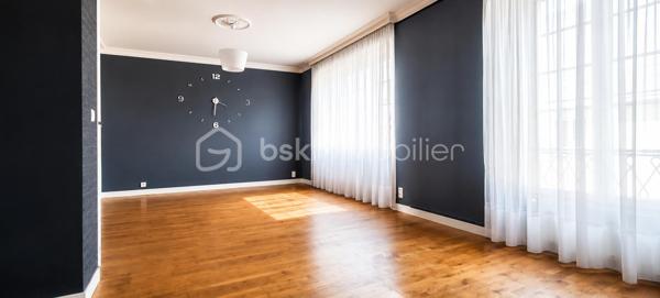DINAN CENTRE-VILLE – Et si votre prochain loyer devenait votre premier investissement ? 

Vous envisagez de devenir propriétaire à Dinan ?
Valérie Caplot vous propose en exclusivité cet appartement T4 traversant de 78,86 m² (surface loi Carrez), une belle opportunité pour franchir le cap du premier achat et créer un logement à votre image.

Situé au 1er étage d'une copropriété de 40 logements, il bénéficie d'une agréable luminosité grâce à sa double exposition Est/Ouest et offre de nombreuses possibilités d'aménagement pour s'adapter à vos projets de vie.

Vous y trouverez : 
Un séjour-salon d'environ 28 m² pour partager de bons moments en famille ou entre amis 
Une cuisine indépendante avec loggia 
Deux chambres avec rangements 
Une pièce supplémentaire pouvant devenir bureau, chambre d'enfant, dressing ou buanderie selon vos besoins 
Une salle de bain 
Un WC indépendant suspendu 
Une cave privative d'environ 15 m² 

Au quotidien, vous apprécierez la possibilité de tout faire à pied : commerces, écoles, services et centre-ville sont accessibles en quelques minutes. 

Un bien qui permet d'entrer dans la propriété avec une surface confortable tout en conservant un potentiel de personnalisation selon vos goûts et votre budget. 

📞 Pour découvrir ce bien et concrétiser votre projet immobilier : 
Valérie Caplot
Votre Alliée Locale en Immobilier
07 69 46 86 47