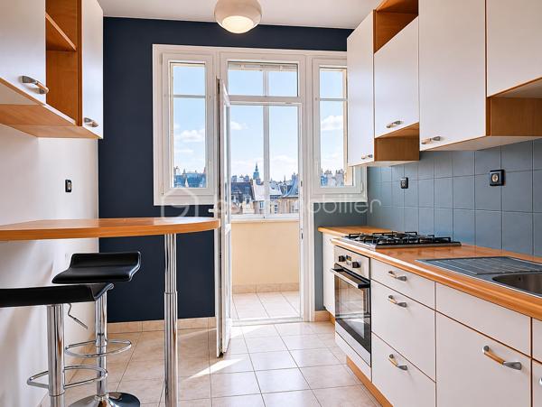 DINAN CENTRE-VILLE – Et si votre prochain loyer devenait votre premier investissement ? 

Vous envisagez de devenir propriétaire à Dinan ?
Valérie Caplot vous propose en exclusivité cet appartement T4 traversant de 78,86 m² (surface loi Carrez), une belle opportunité pour franchir le cap du premier achat et créer un logement à votre image.

Situé au 1er étage d'une copropriété de 40 logements, il bénéficie d'une agréable luminosité grâce à sa double exposition Est/Ouest et offre de nombreuses possibilités d'aménagement pour s'adapter à vos projets de vie.

Vous y trouverez : 
Un séjour-salon d'environ 28 m² pour partager de bons moments en famille ou entre amis 
Une cuisine indépendante avec loggia 
Deux chambres avec rangements 
Une pièce supplémentaire pouvant devenir bureau, chambre d'enfant, dressing ou buanderie selon vos besoins 
Une salle de bain 
Un WC indépendant suspendu 
Une cave privative d'environ 15 m² 

Au quotidien, vous apprécierez la possibilité de tout faire à pied : commerces, écoles, services et centre-ville sont accessibles en quelques minutes. 

Un bien qui permet d'entrer dans la propriété avec une surface confortable tout en conservant un potentiel de personnalisation selon vos goûts et votre budget. 

📞 Pour découvrir ce bien et concrétiser votre projet immobilier : 
Valérie Caplot
Votre Alliée Locale en Immobilier
07 69 46 86 47