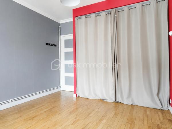 DINAN CENTRE-VILLE – Et si votre prochain loyer devenait votre premier investissement ? 

Vous envisagez de devenir propriétaire à Dinan ?
Valérie Caplot vous propose en exclusivité cet appartement T4 traversant de 78,86 m² (surface loi Carrez), une belle opportunité pour franchir le cap du premier achat et créer un logement à votre image.

Situé au 1er étage d'une copropriété de 40 logements, il bénéficie d'une agréable luminosité grâce à sa double exposition Est/Ouest et offre de nombreuses possibilités d'aménagement pour s'adapter à vos projets de vie.

Vous y trouverez : 
Un séjour-salon d'environ 28 m² pour partager de bons moments en famille ou entre amis 
Une cuisine indépendante avec loggia 
Deux chambres avec rangements 
Une pièce supplémentaire pouvant devenir bureau, chambre d'enfant, dressing ou buanderie selon vos besoins 
Une salle de bain 
Un WC indépendant suspendu 
Une cave privative d'environ 15 m² 

Au quotidien, vous apprécierez la possibilité de tout faire à pied : commerces, écoles, services et centre-ville sont accessibles en quelques minutes. 

Un bien qui permet d'entrer dans la propriété avec une surface confortable tout en conservant un potentiel de personnalisation selon vos goûts et votre budget. 

📞 Pour découvrir ce bien et concrétiser votre projet immobilier : 
Valérie Caplot
Votre Alliée Locale en Immobilier
07 69 46 86 47