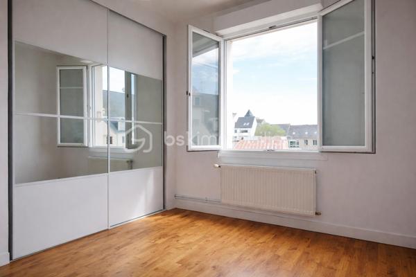 DINAN CENTRE-VILLE – Et si votre prochain loyer devenait votre premier investissement ? 

Vous envisagez de devenir propriétaire à Dinan ?
Valérie Caplot vous propose en exclusivité cet appartement T4 traversant de 78,86 m² (surface loi Carrez), une belle opportunité pour franchir le cap du premier achat et créer un logement à votre image.

Situé au 1er étage d'une copropriété de 40 logements, il bénéficie d'une agréable luminosité grâce à sa double exposition Est/Ouest et offre de nombreuses possibilités d'aménagement pour s'adapter à vos projets de vie.

Vous y trouverez : 
Un séjour-salon d'environ 28 m² pour partager de bons moments en famille ou entre amis 
Une cuisine indépendante avec loggia 
Deux chambres avec rangements 
Une pièce supplémentaire pouvant devenir bureau, chambre d'enfant, dressing ou buanderie selon vos besoins 
Une salle de bain 
Un WC indépendant suspendu 
Une cave privative d'environ 15 m² 

Au quotidien, vous apprécierez la possibilité de tout faire à pied : commerces, écoles, services et centre-ville sont accessibles en quelques minutes. 

Un bien qui permet d'entrer dans la propriété avec une surface confortable tout en conservant un potentiel de personnalisation selon vos goûts et votre budget. 

📞 Pour découvrir ce bien et concrétiser votre projet immobilier : 
Valérie Caplot
Votre Alliée Locale en Immobilier
07 69 46 86 47