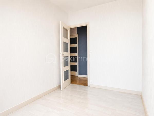 DINAN CENTRE-VILLE – Et si votre prochain loyer devenait votre premier investissement ? 

Vous envisagez de devenir propriétaire à Dinan ?
Valérie Caplot vous propose en exclusivité cet appartement T4 traversant de 78,86 m² (surface loi Carrez), une belle opportunité pour franchir le cap du premier achat et créer un logement à votre image.

Situé au 1er étage d'une copropriété de 40 logements, il bénéficie d'une agréable luminosité grâce à sa double exposition Est/Ouest et offre de nombreuses possibilités d'aménagement pour s'adapter à vos projets de vie.

Vous y trouverez : 
Un séjour-salon d'environ 28 m² pour partager de bons moments en famille ou entre amis 
Une cuisine indépendante avec loggia 
Deux chambres avec rangements 
Une pièce supplémentaire pouvant devenir bureau, chambre d'enfant, dressing ou buanderie selon vos besoins 
Une salle de bain 
Un WC indépendant suspendu 
Une cave privative d'environ 15 m² 

Au quotidien, vous apprécierez la possibilité de tout faire à pied : commerces, écoles, services et centre-ville sont accessibles en quelques minutes. 

Un bien qui permet d'entrer dans la propriété avec une surface confortable tout en conservant un potentiel de personnalisation selon vos goûts et votre budget. 

📞 Pour découvrir ce bien et concrétiser votre projet immobilier : 
Valérie Caplot
Votre Alliée Locale en Immobilier
07 69 46 86 47