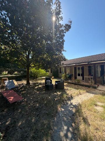Maison de plain-pied avec 3 chambres, garage et jardin