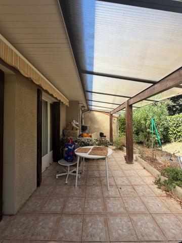 Maison de plain-pied avec 3 chambres, garage et jardin